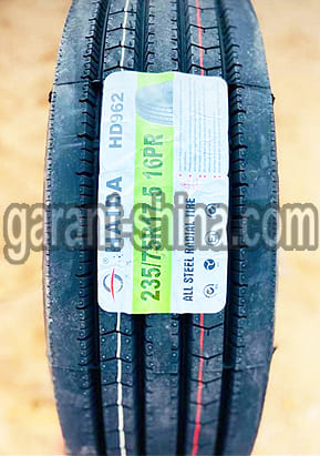 Haida HD962 (рулевая) 235/75 R17.5 132/129M 16PR - Фото протектора с этикеткой вблизи